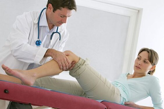 zdravnik po operaciji pregleda noge zaradi krčnih žil